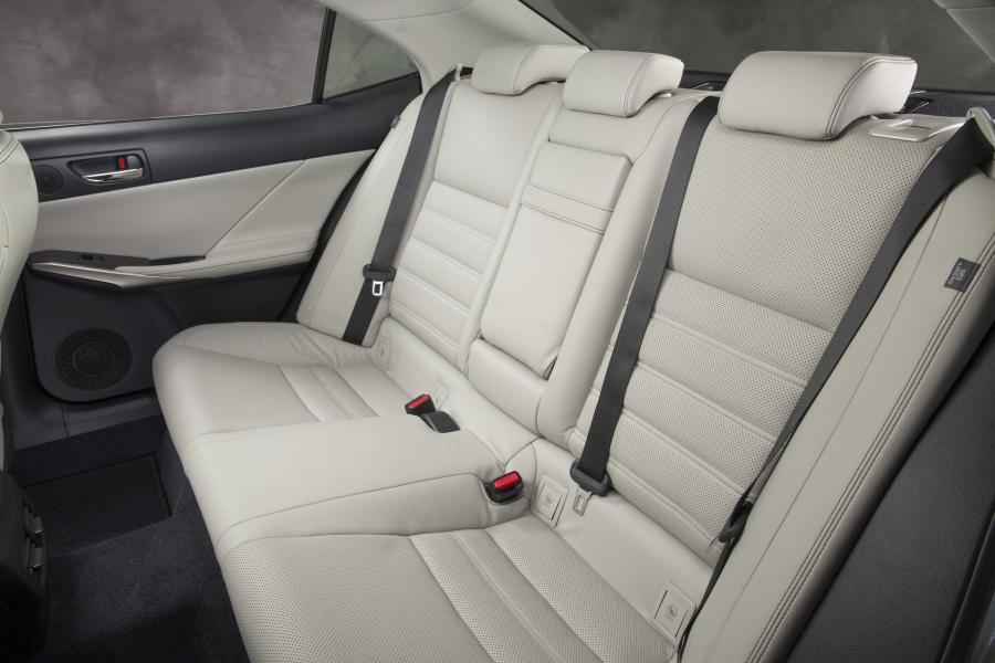 Интерьер Lexus IS300 AWD F-Sport 2015 года  (фото 42 из 48)